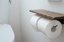 33歳・世帯年収500万の女性が「トイレットペーパーの芯が柔らかくなるまで使う」ワケ