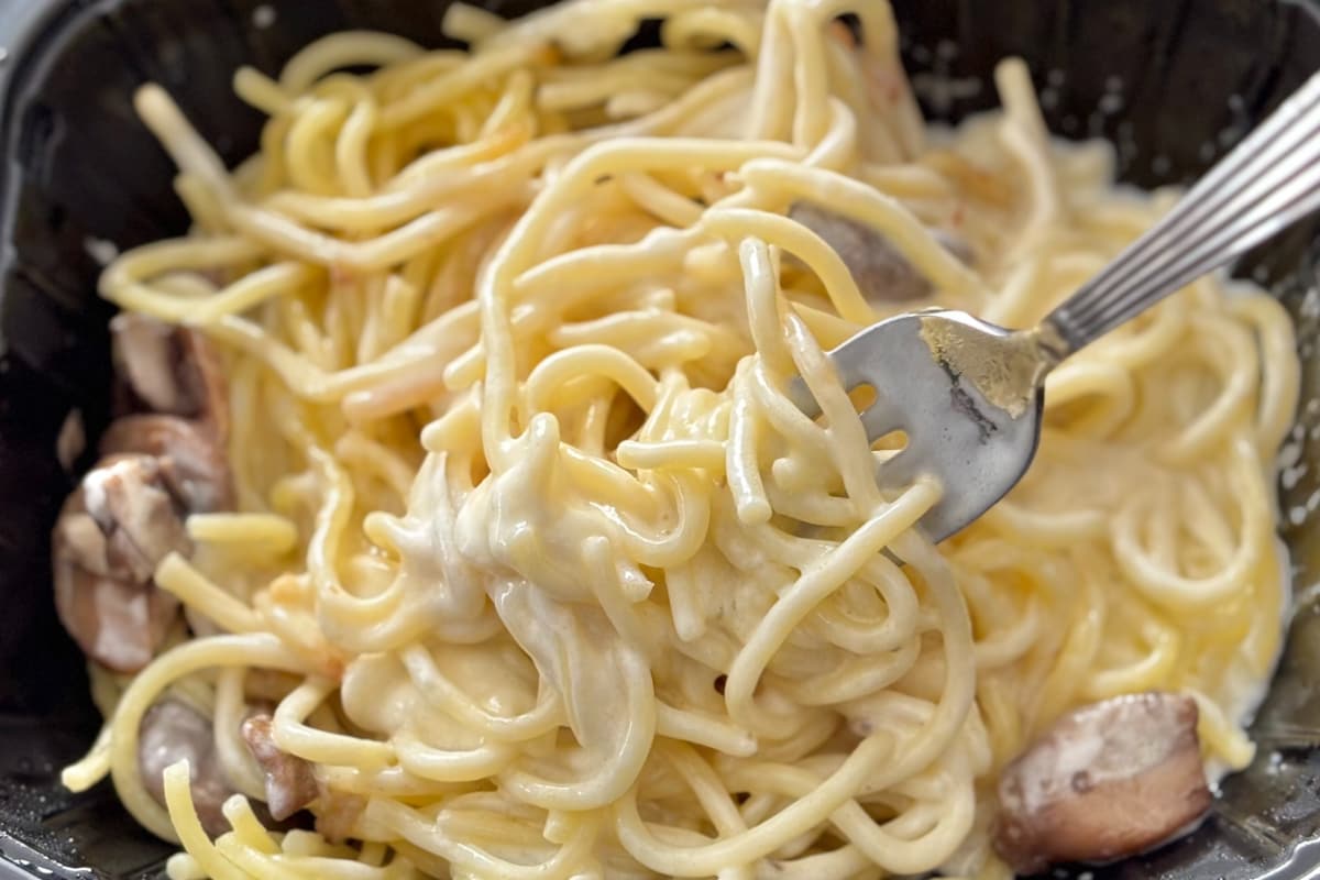 贅沢な味はお店クオリティ！【セブン】きのこ好き要チェックの冷凍パスタ