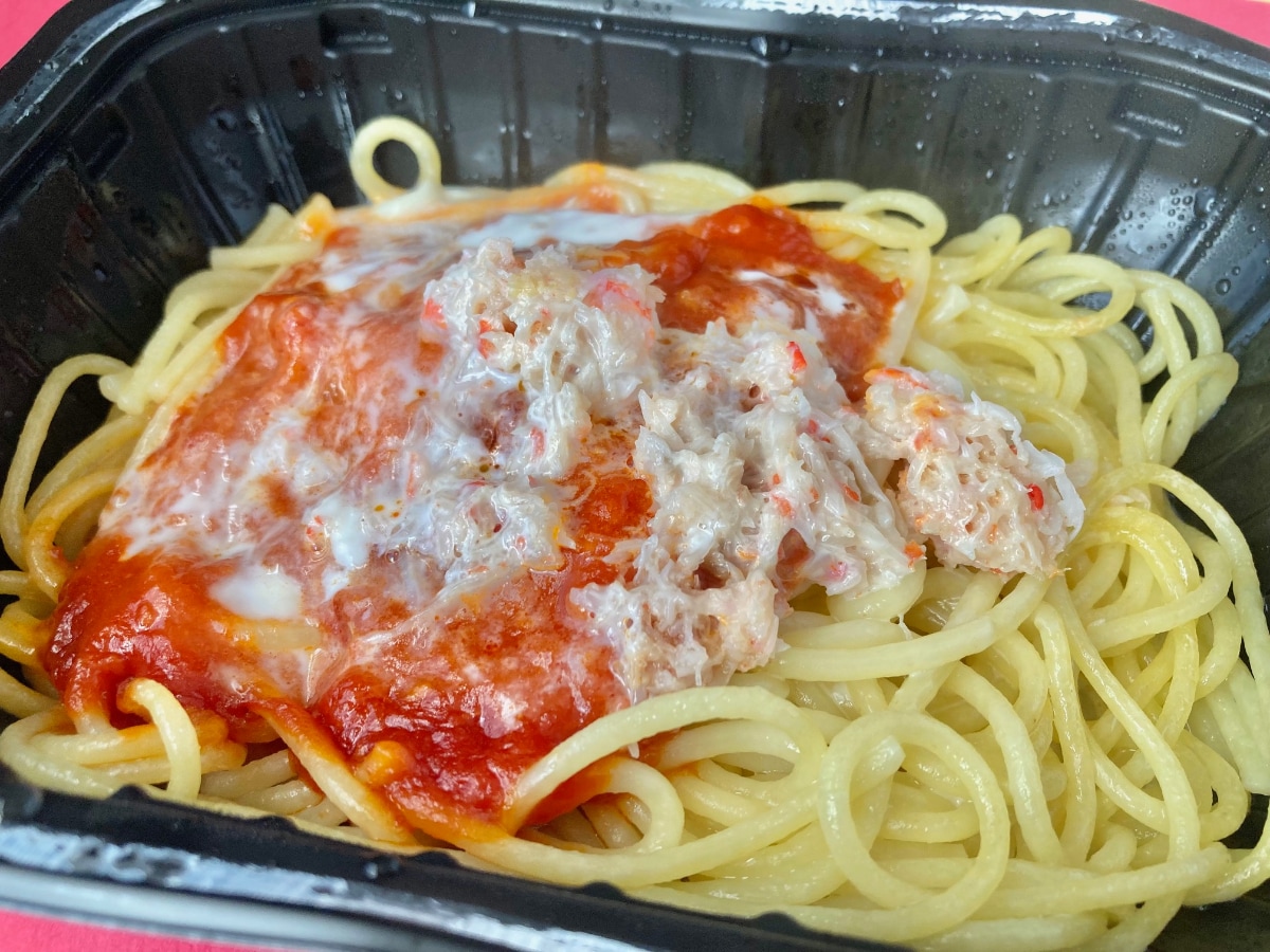 しっかり蟹！ボリューム感にも大満足！【セブン】蟹トマトクリームの生パスタ