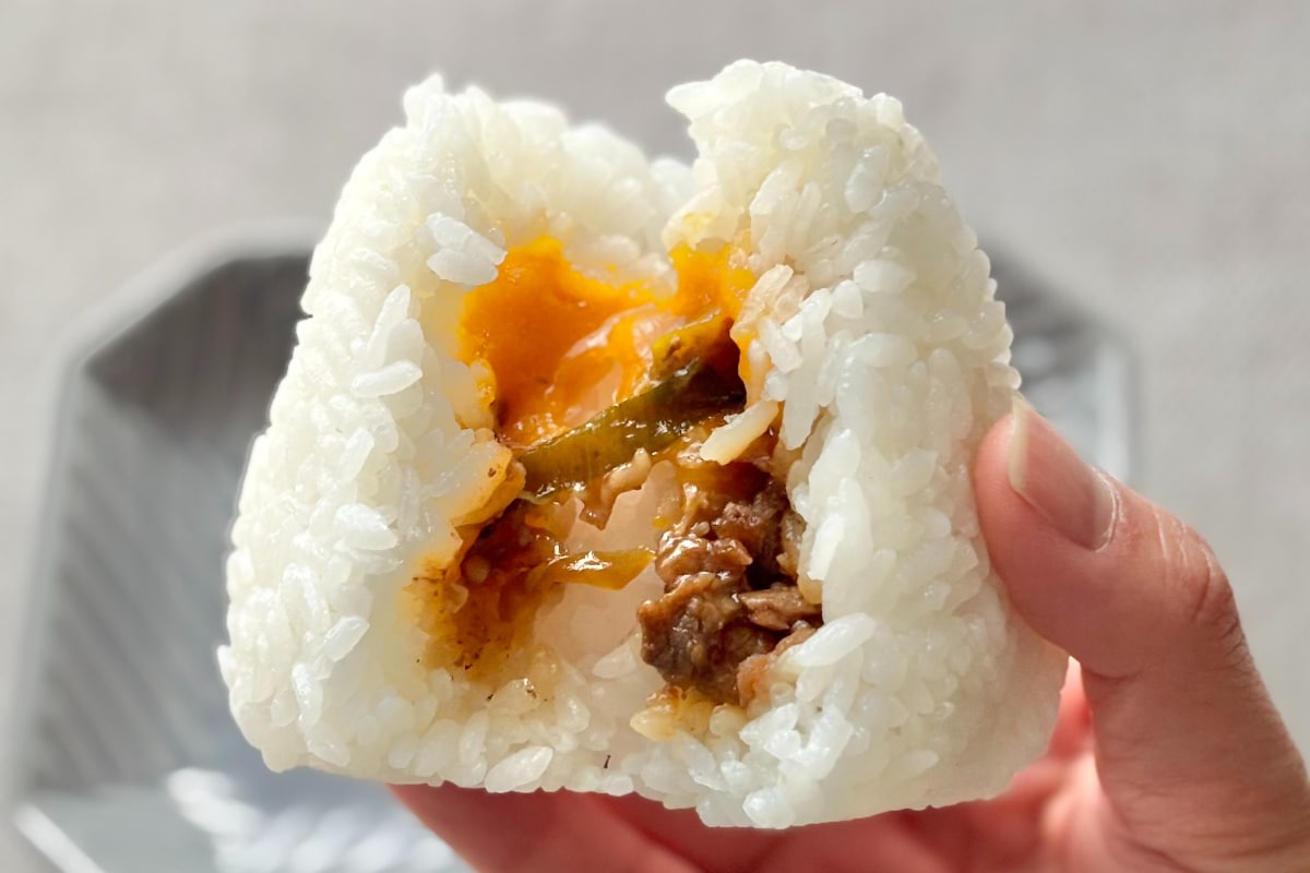 一口目からちゃんとあの味！【セブン】ちょっぴりリッチなおむすび登場