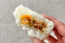 一口目からちゃんとあの味！【セブン】ちょっぴりリッチなおむすび登場