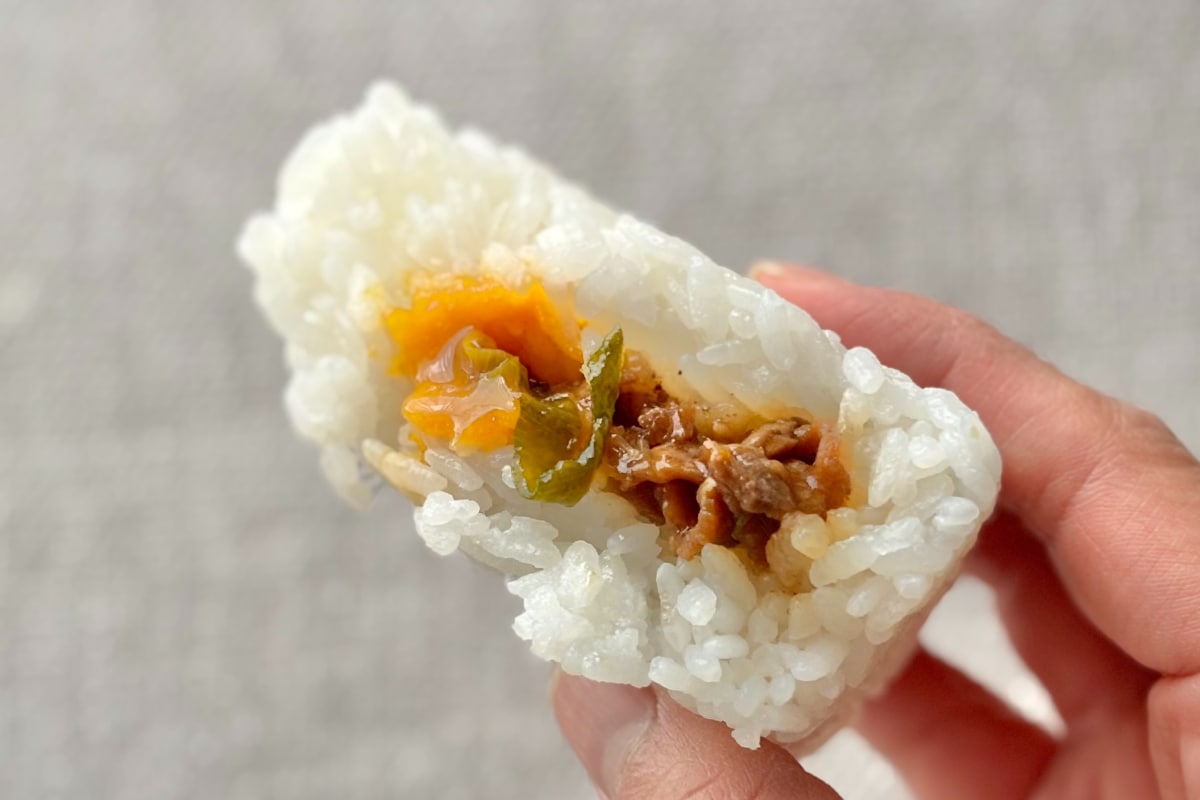 一口目からちゃんとあの味！【セブン】ちょっぴりリッチなおむすび登場