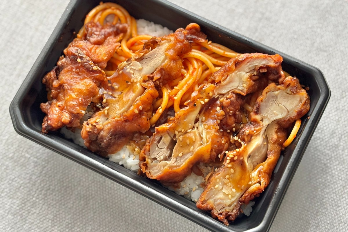 野菜ゼロの潔さ！【ローソン】食べ応え抜群、ガッツリ系のお弁当が登場