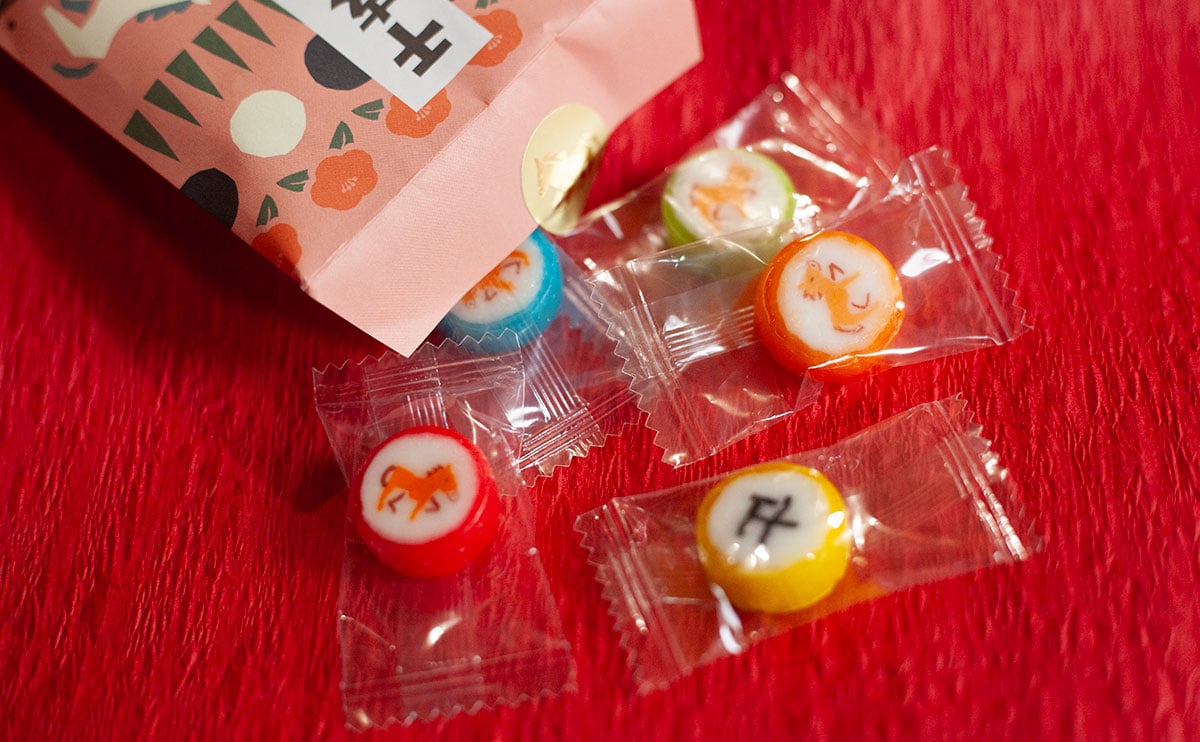 配りやすい「お年賀」。お正月っぽくていい【カルディ】の新商品