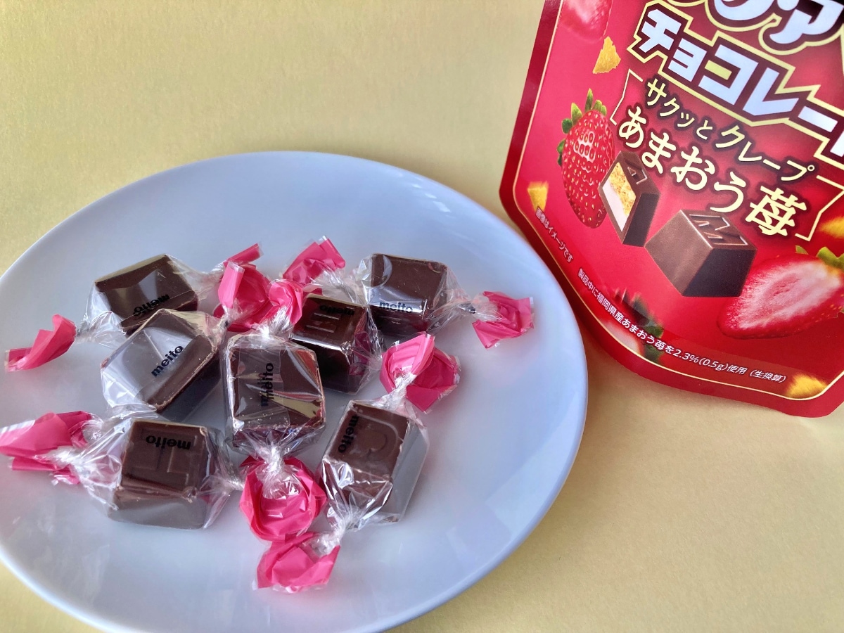 薄焼きクレープの食感がたまらない！【ファミマ限定】アルファベットチョコレートの新作