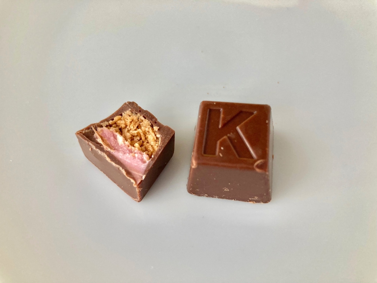 薄焼きクレープの食感がたまらない！【ファミマ限定】アルファベットチョコレートの新作