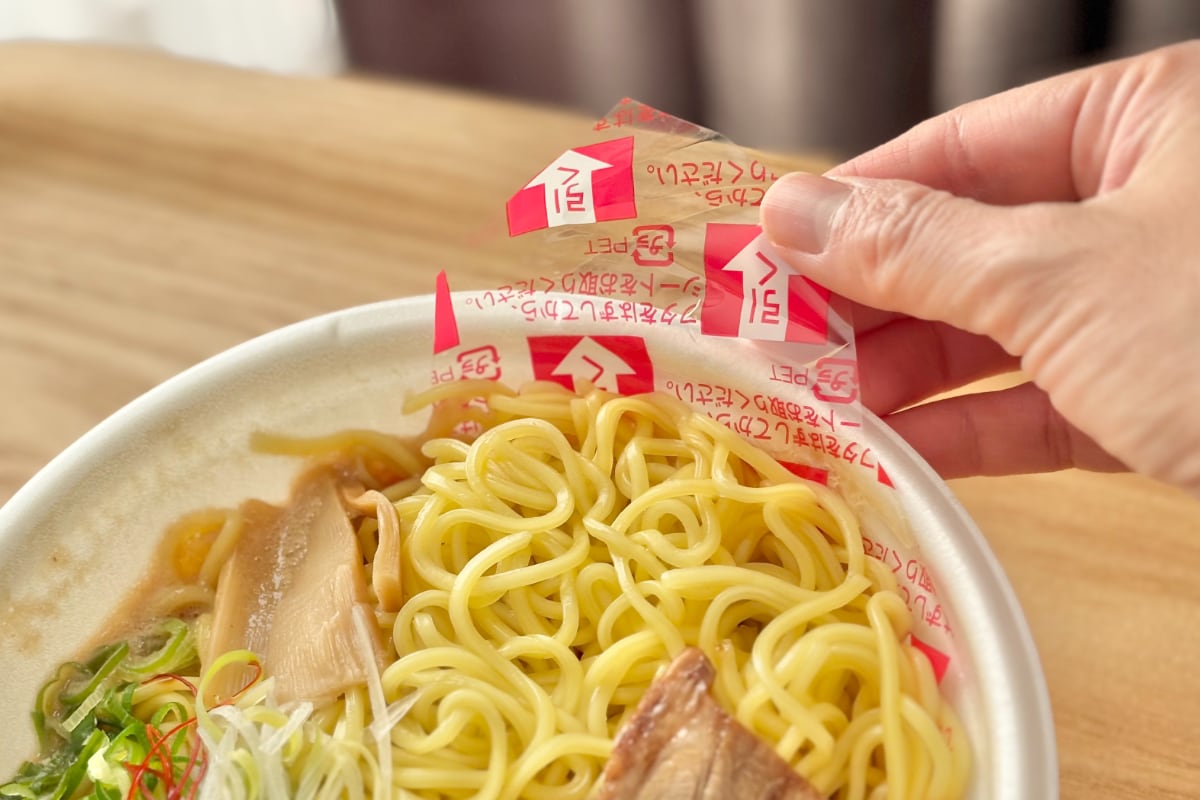 どろっとスープがたまらん！【ファミマ】の麺は中毒性ありのこってり味