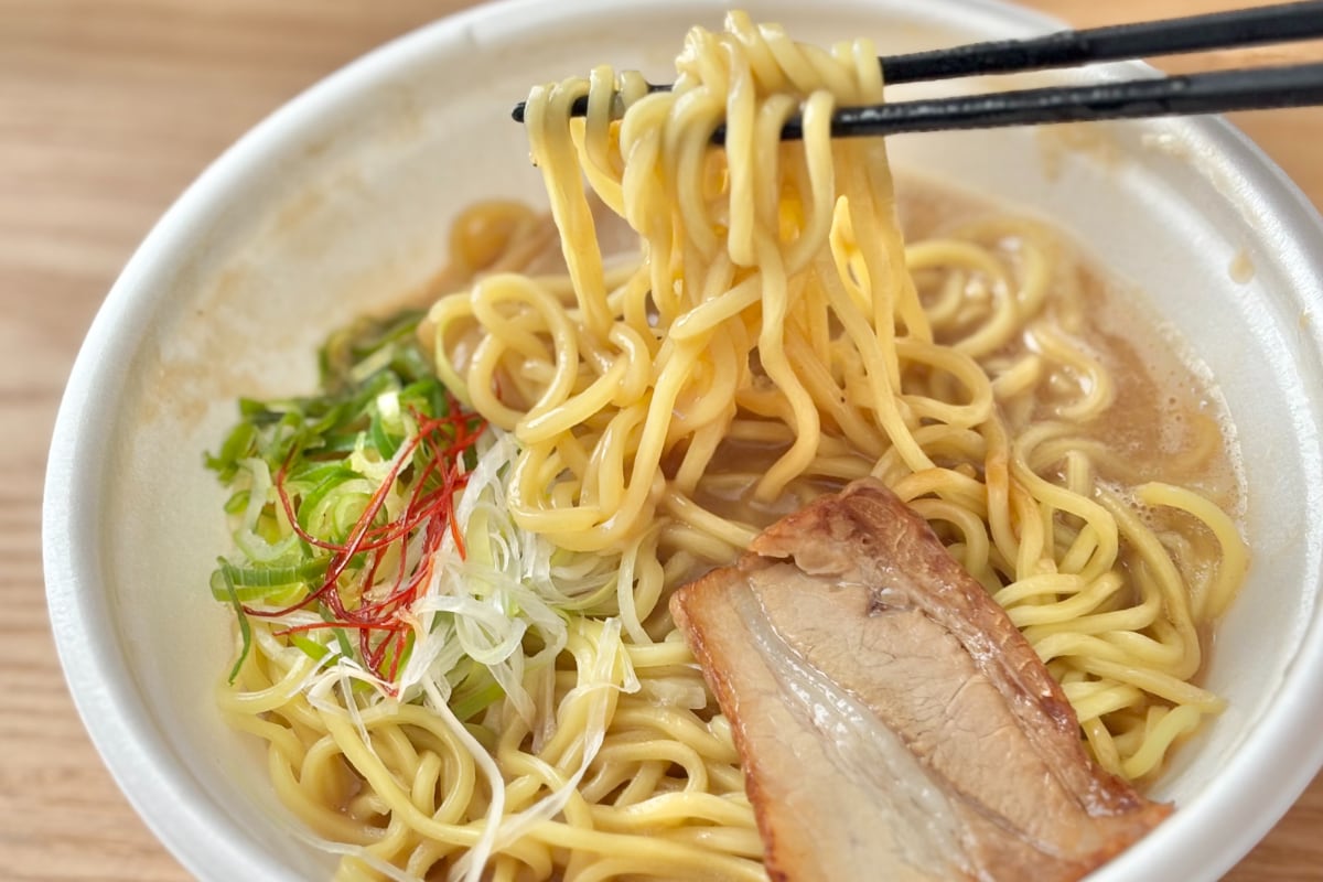 どろっとスープがたまらん！【ファミマ】の麺は中毒性ありのこってり味