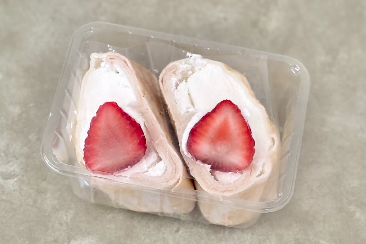 いちご×ふわふわムースが幸せ……♡【ファミマ】に真っ白クレープが登場