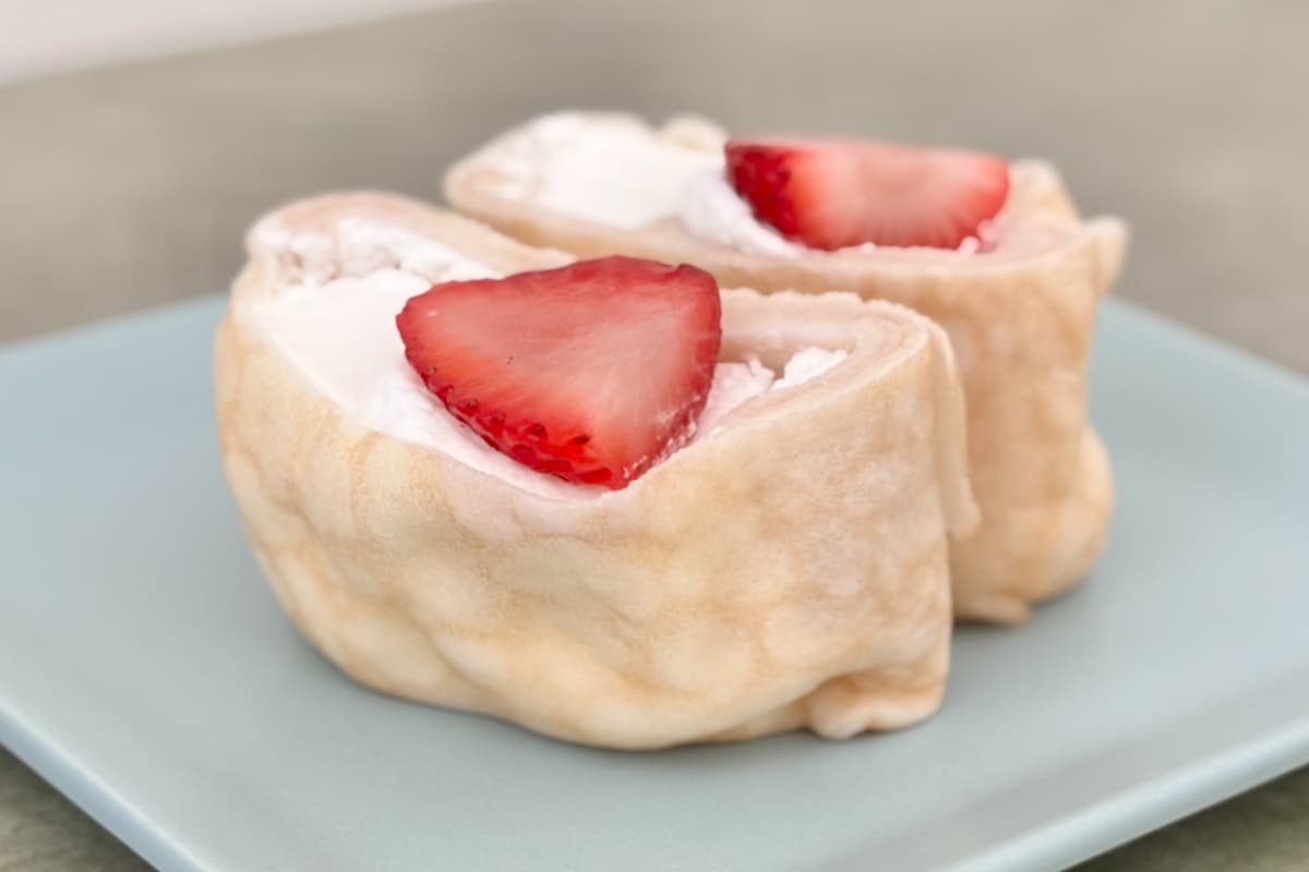 いちご×ふわふわムースが幸せ……♡【ファミマ】に真っ白クレープが登場