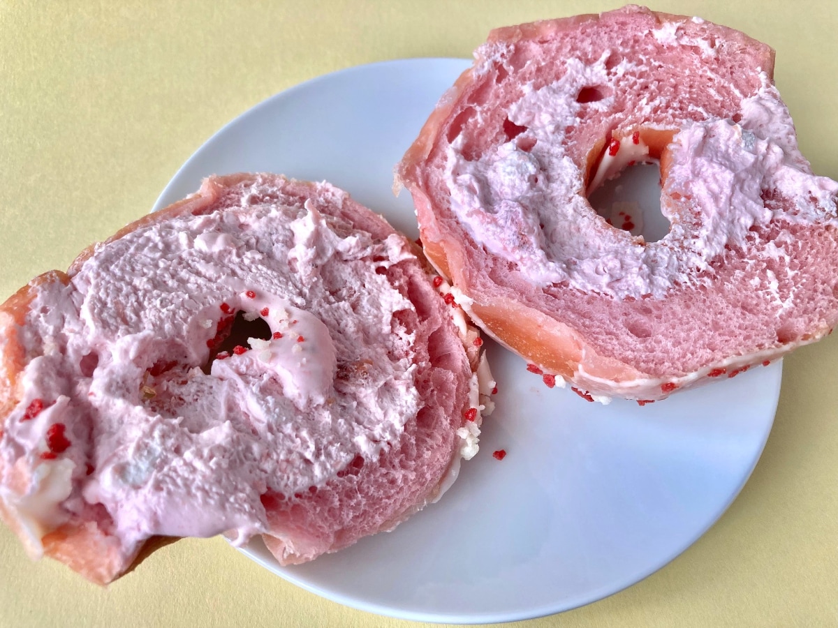 いちごの果肉入りホイップがたまらん！！【ファミマ】ミルクホイップたっぷりの新作ドーナツ