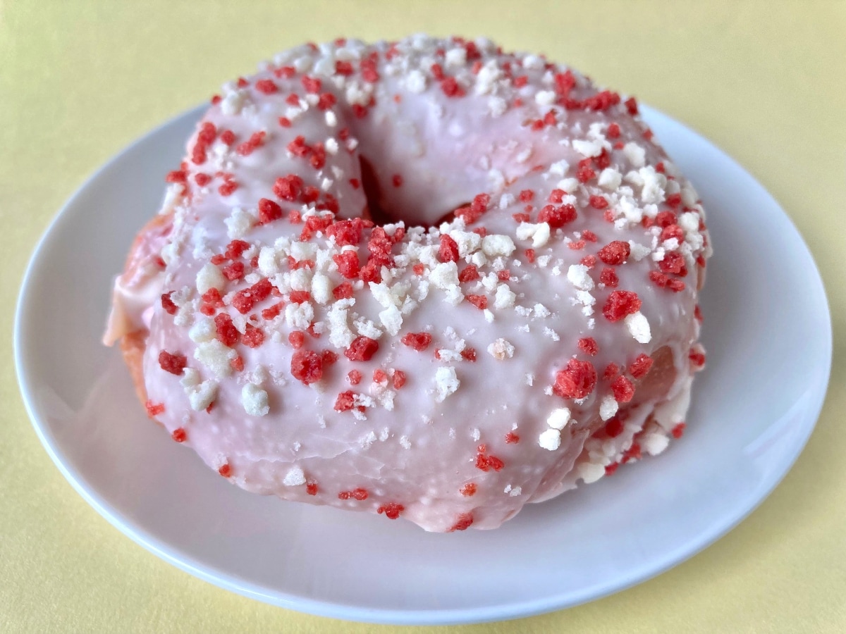 いちごの果肉入りホイップがたまらん！！【ファミマ】ミルクホイップたっぷりの新作ドーナツ