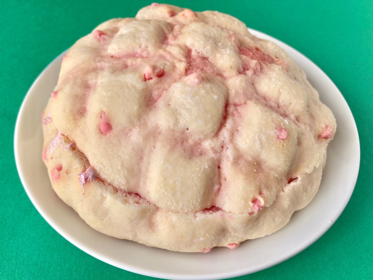いちごの存在感が嬉しい！【ファミマ】甘酸っぱい味わいの新作メロンパン