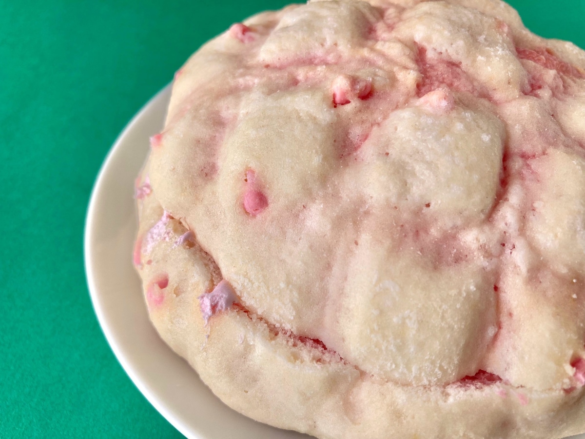 いちごの存在感が嬉しい！【ファミマ】甘酸っぱい味わいの新作メロンパン