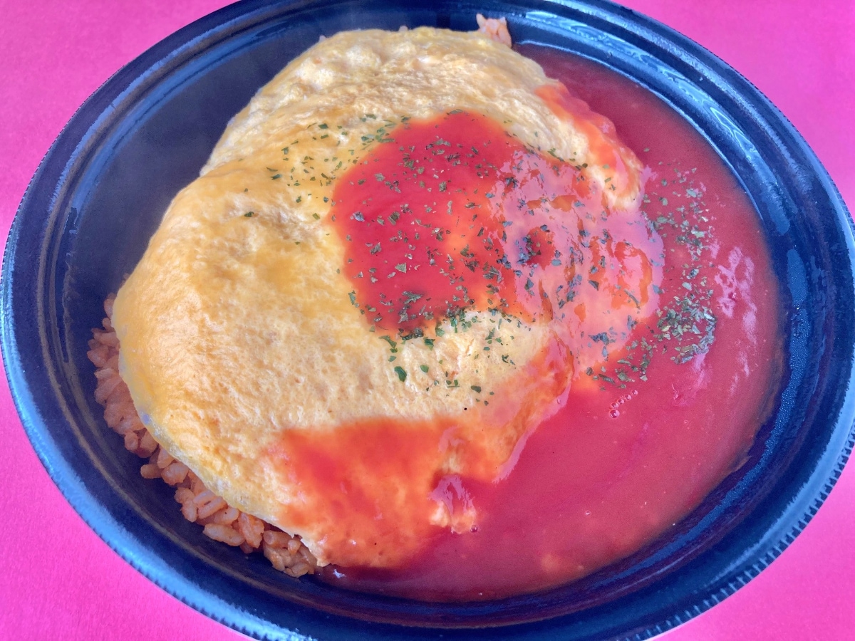 トマトソースとのバランスがよき!【セブン】人気番組のあの味わいを再現したオムライス