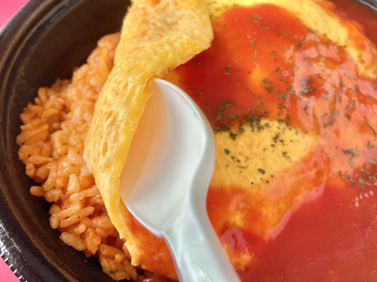 トマトソースとのバランスがよき!【セブン】人気番組のあの味わいを再現したオムライス