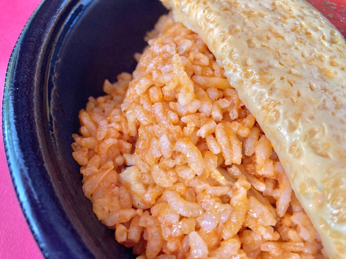 トマトソースとのバランスがよき!【セブン】人気番組のあの味わいを再現したオムライス