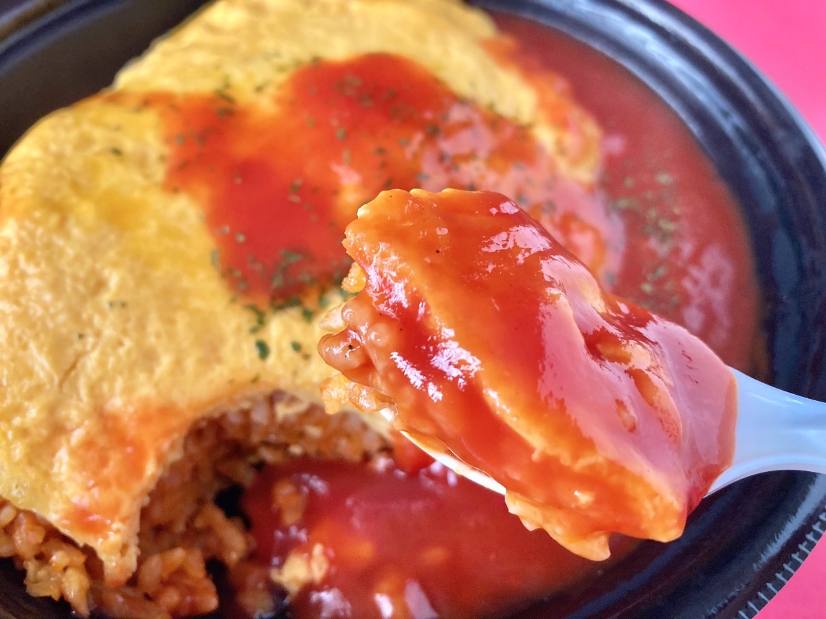 トマトソースとのバランスがよき!【セブン】人気番組のあの味わいを再現したオムライス