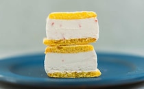 「ケーキ食べてるみたい」「めっちゃ美味しかった」【セブン】新作アイスはいちご好きにおすすめ