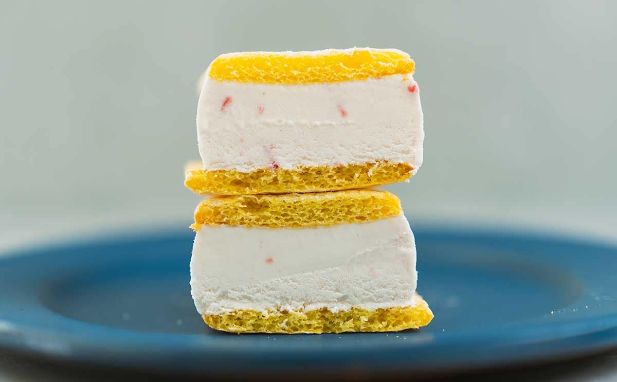 「ケーキ食べてるみたい」「めっちゃ美味しかった」【セブン】新作アイスはいちご好きにおすすめ