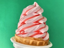 甘酸っぱさやザクザク食感がたまらん！【セブン】いちごのワッフルコーンアイス