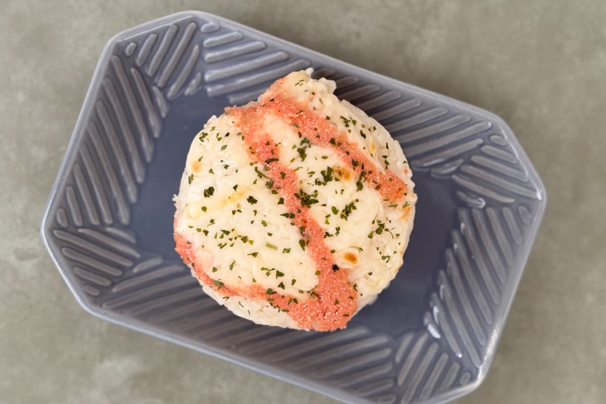 明太子×ホワイトソースが織り成す洋風のおいしさ【セブン】新作おむすび