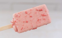 いちご好き集まれ【セブン】激うまアイス登場、果肉入りで最高！