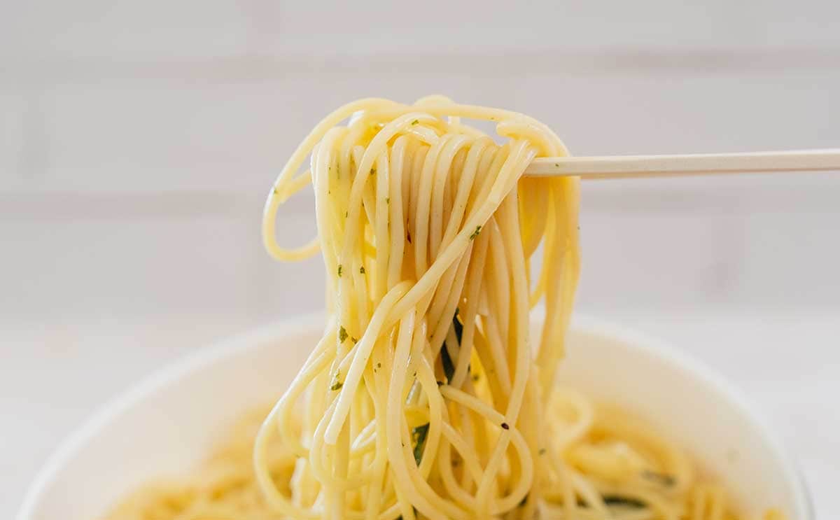 にんにく香る【セブン】新発売の麺、ワンコイン以下でも大満足の一品に