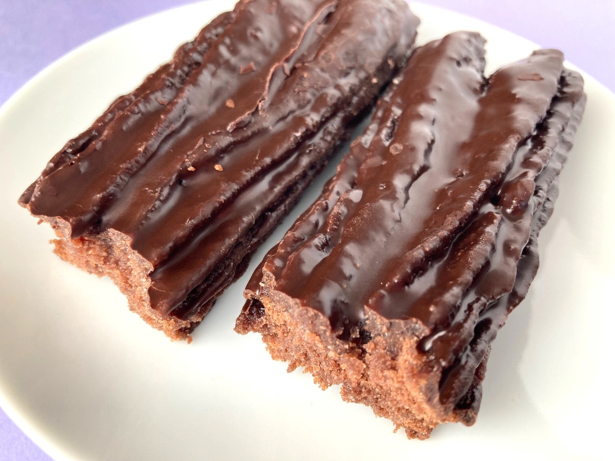 『呪術廻戦』の「黒閃」をイメージ！？【ファミマ限定】ボリュームがヤバいチョコチュロッキー