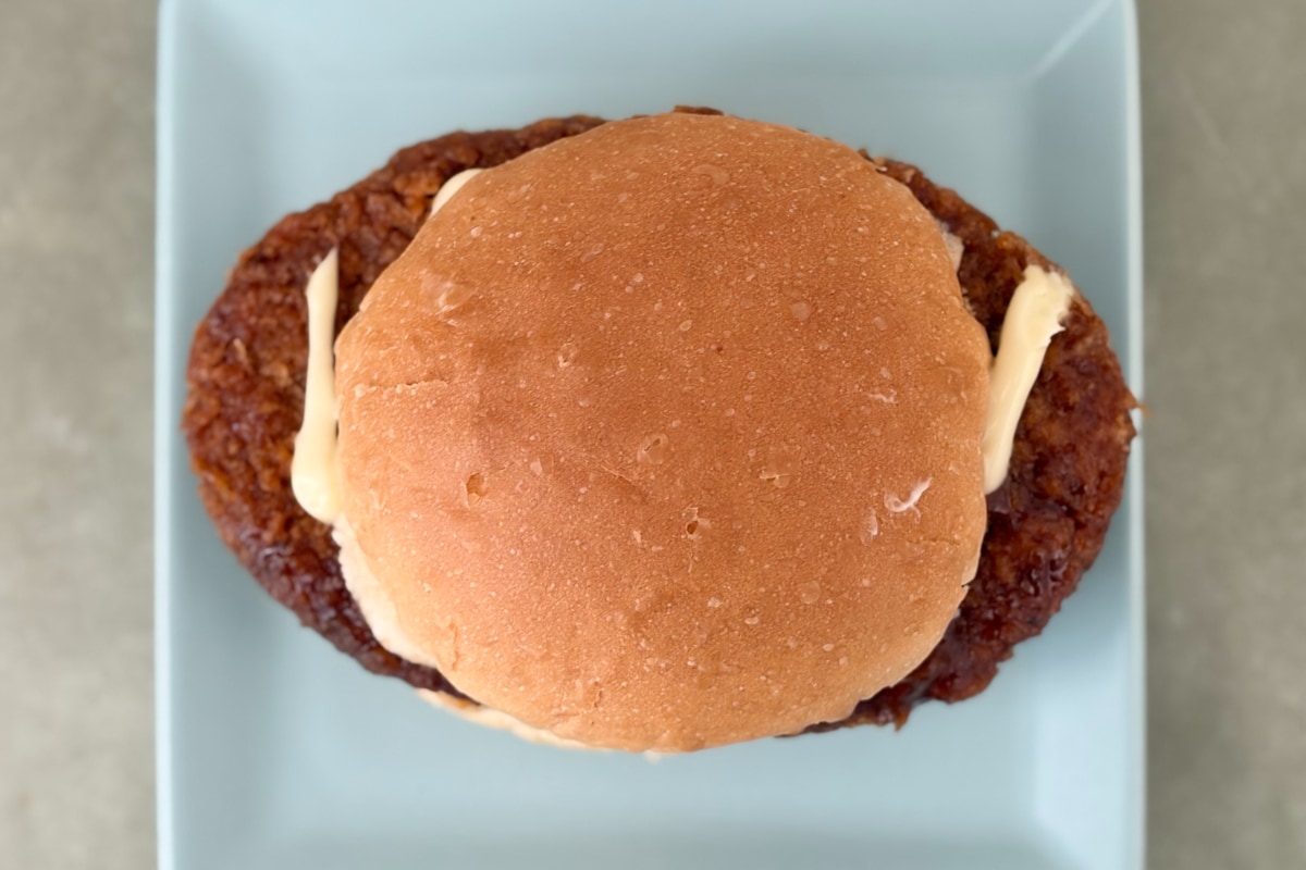 圧巻のはみで具合!【ファミマ】に食べ応え抜群のハンバーガーが登場