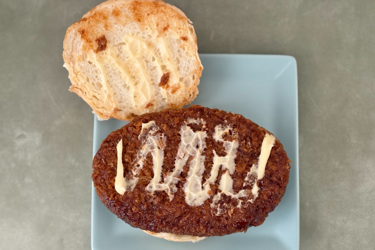 圧巻のはみで具合!【ファミマ】に食べ応え抜群のハンバーガーが登場