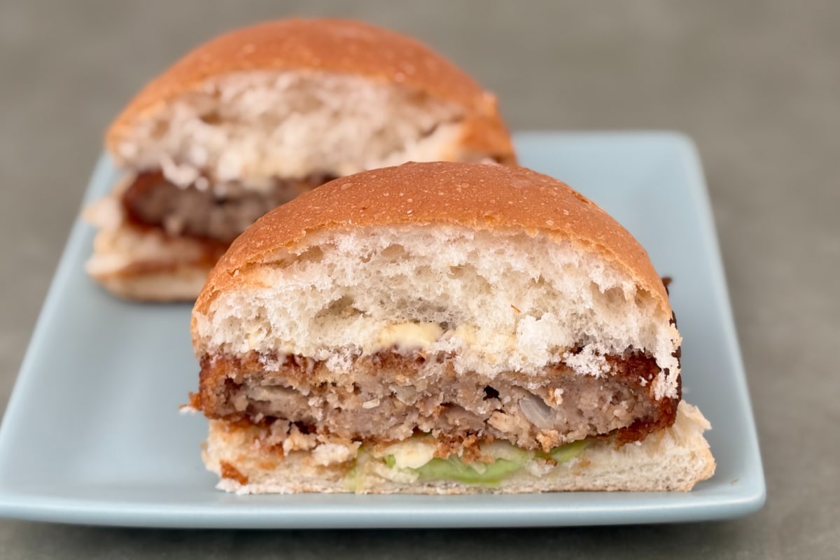 圧巻のはみで具合!【ファミマ】に食べ応え抜群のハンバーガーが登場