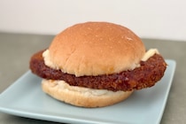 圧巻のはみで具合！【ファミマ】に食べ応え抜群のハンバーガーが登場