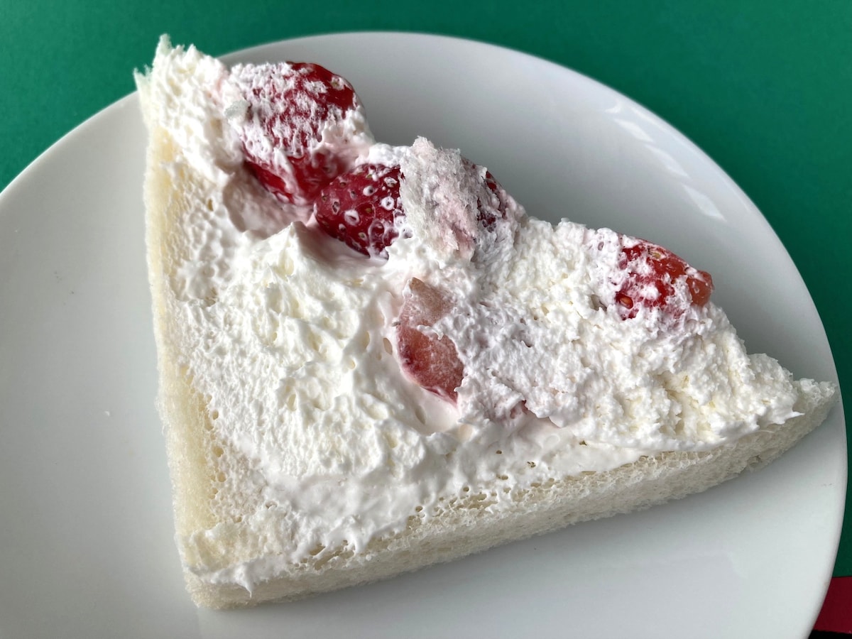 「うんんんんま！！！」「朝一で買いに行った！」【ファミマ数量限定】ホイップたっぷりのいちごサンド