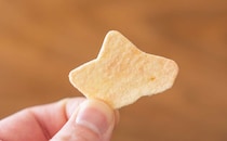 【限定】カルビーから梅味の新商品登場、ザクッと食感がクセになるスナック菓子とは