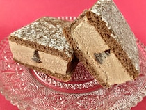 懐かしい！ふかふか生地がココアアイスにマッチ！【ファミマ限定】「森永ミルクココア」のサンドアイス