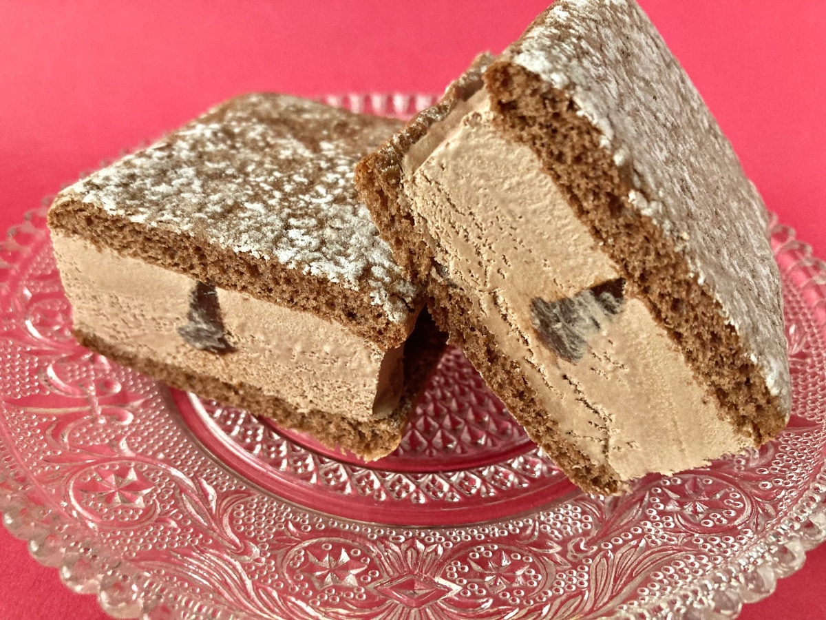 懐かしい！ふかふか生地がココアアイスにマッチ！【ファミマ限定】「森永ミルクココア」のサンドアイス