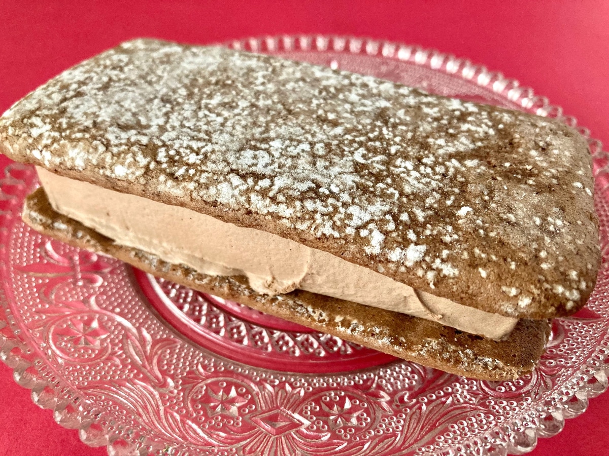 懐かしい！ふかふか生地がココアアイスにマッチ！【ファミマ限定】「森永ミルクココア」のサンドアイス