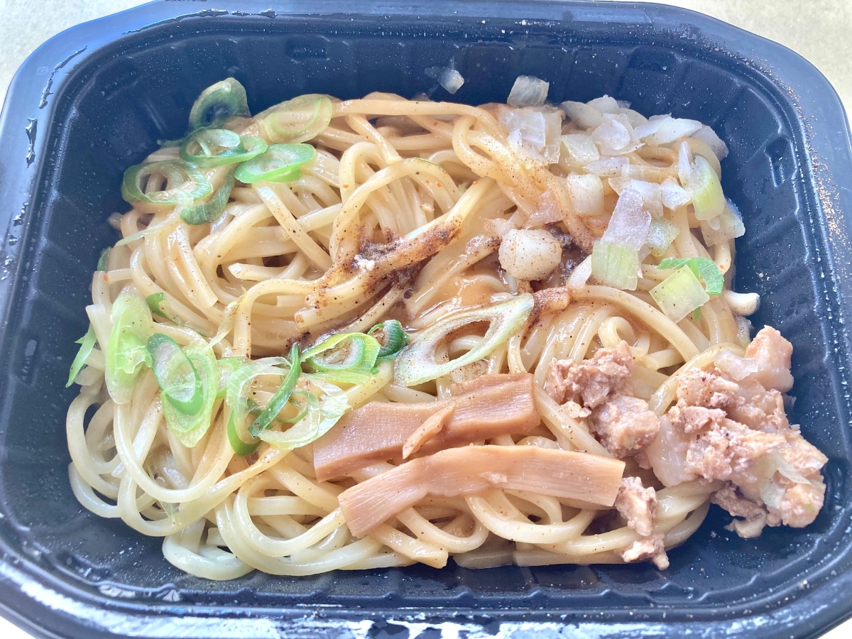 味・ボリュームともに大満足！！【セブン】魚粉と豚ガラの旨味が味わえる冷凍まぜそば