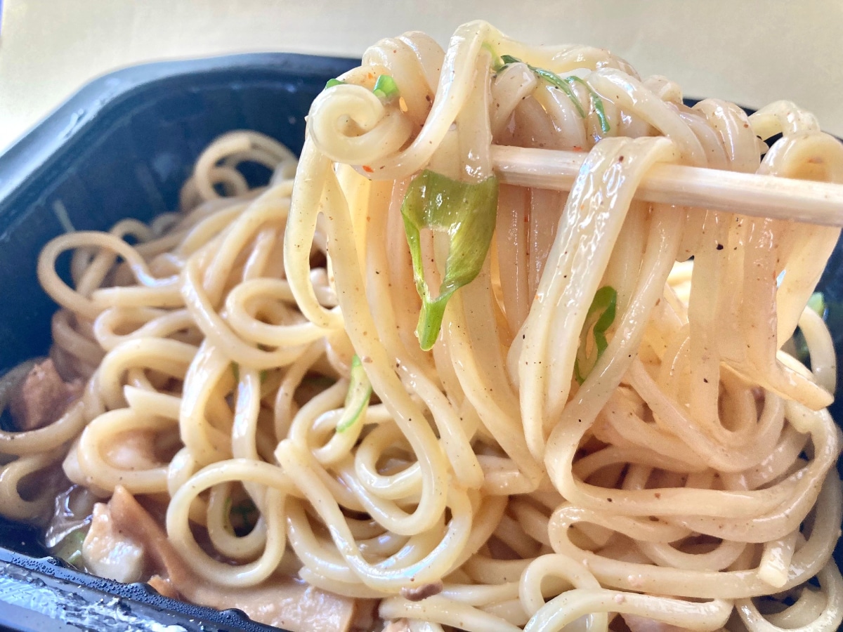味・ボリュームともに大満足！！【セブン】魚粉と豚ガラの旨味が味わえる冷凍まぜそば