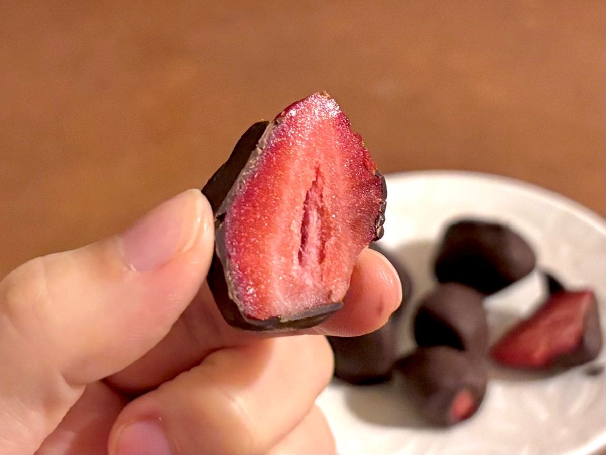 大人の美バランス【ローソン】パリっとチョコ×溢れるいちご果汁に驚き