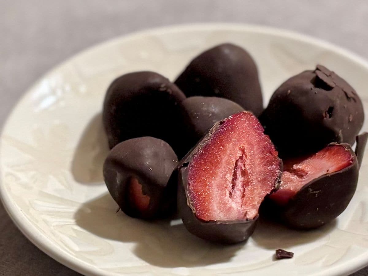 大人の美バランス【ローソン】パリっとチョコ×溢れるいちご果汁に驚き