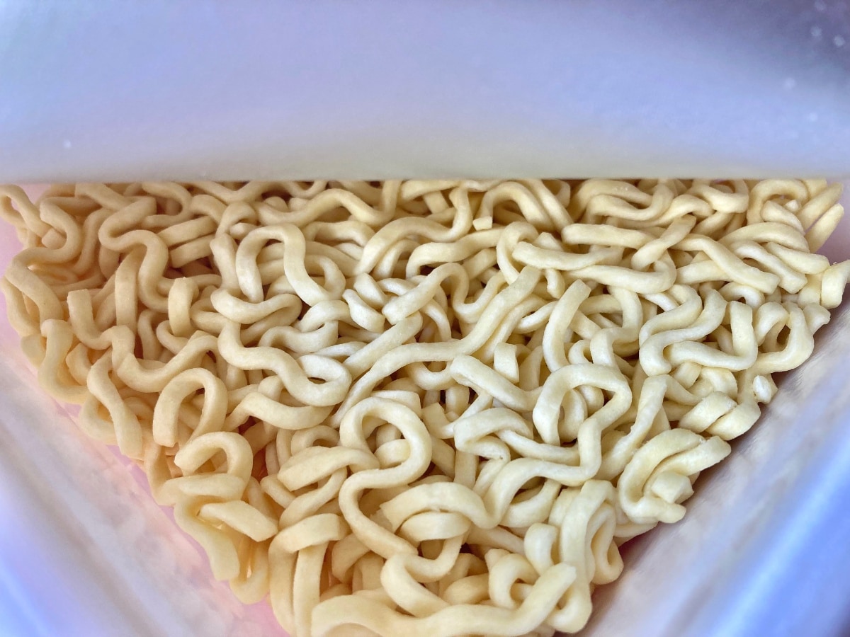 背徳感・ボリューム感がヤバい！【セブン】ななチキ推奨のぶぶかの油そば！