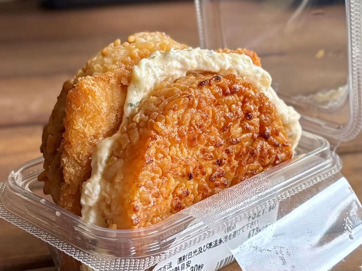 ボリューム満点の濃い味！【セブン】がっつり系ライスバーガーが凄い