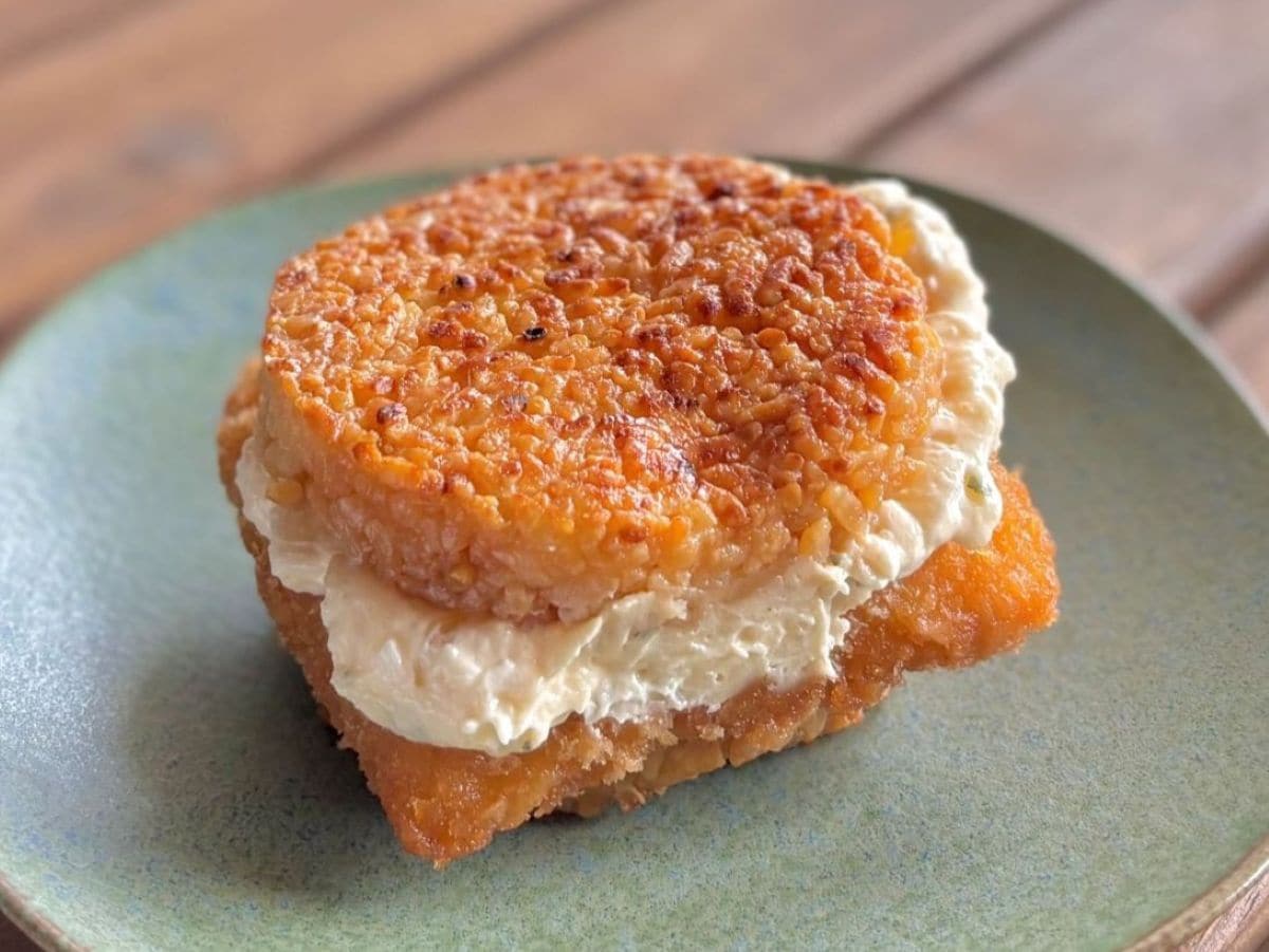 ボリューム満点の濃い味！【セブン】がっつり系ライスバーガーが凄い