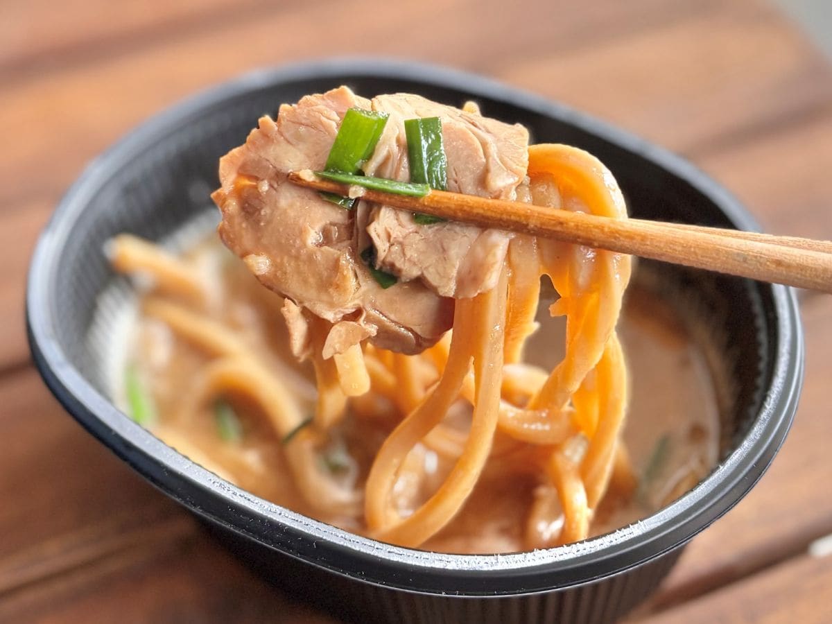 コンビニで次郎系！？【セブン】の冷凍麺が“ちょうどいい”ワケ