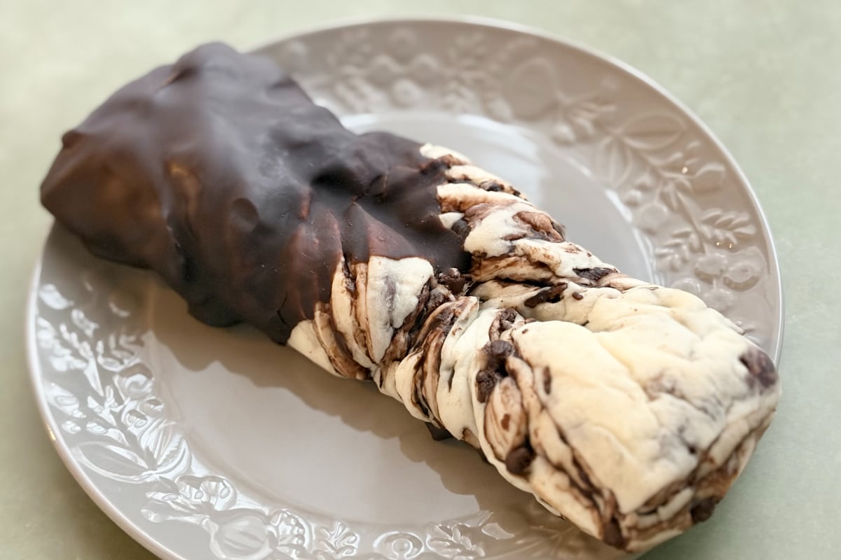 もちっと甘くておいしい！【ファミマ】の新作チョコパンを食べてみた