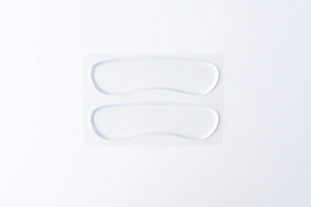 靴擦れ防止は100均でできる！テープやパッドでかかとや小指を守ろう