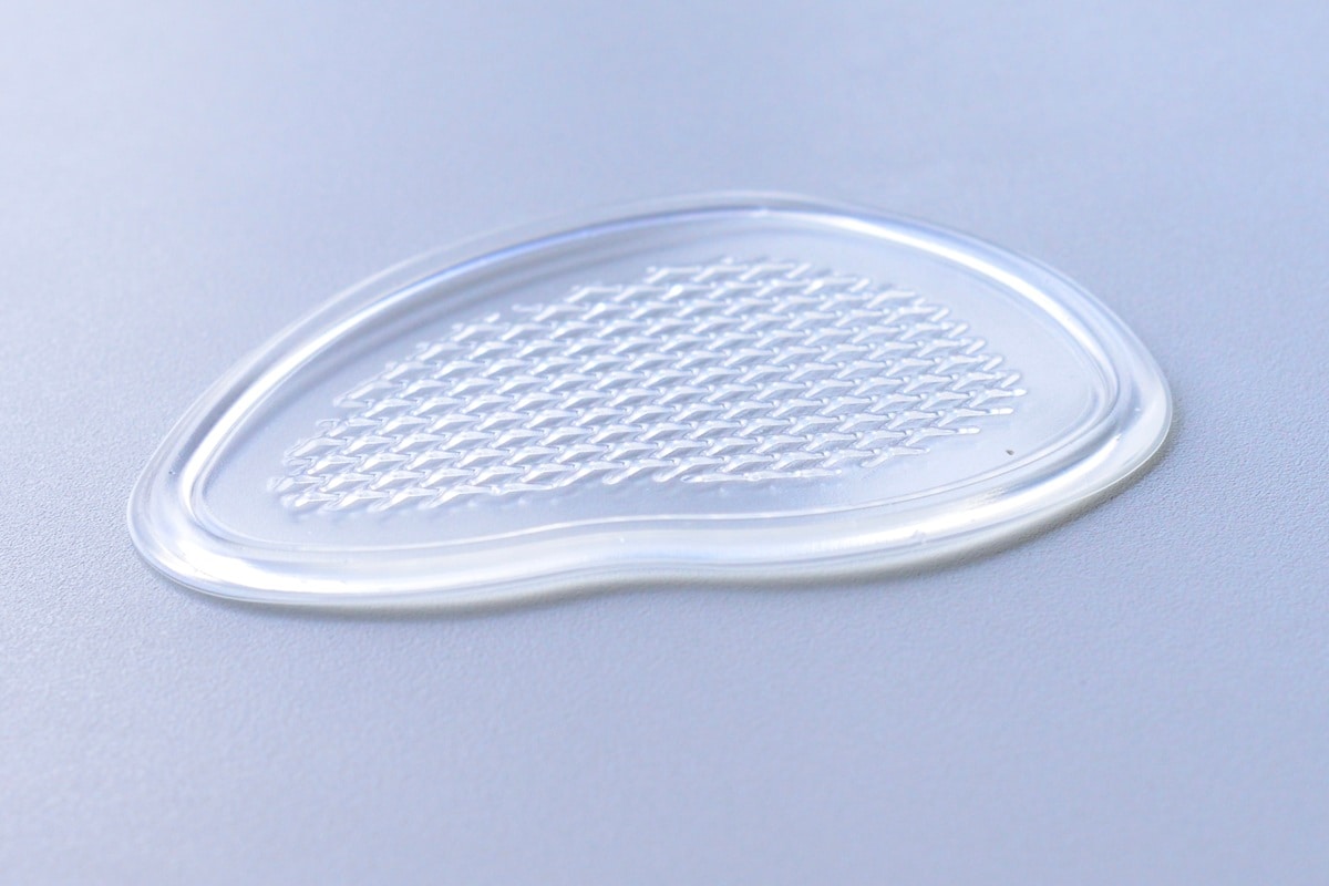 靴擦れ防止は100均でできる！テープやパッドでかかとや小指を守ろう