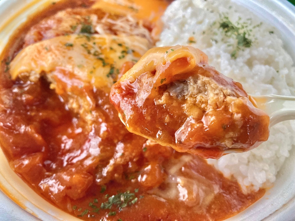 ガツンとしたガーリックの香りとトマトの酸がウマい！！【ファミマ】とにかくトマトソースの主張が強いハンバーグ弁当